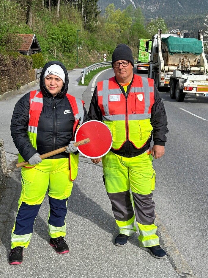 Verkehrseinweiserin Esra, im Bild mit Chef Armin, hat vorerst alles im Griff.