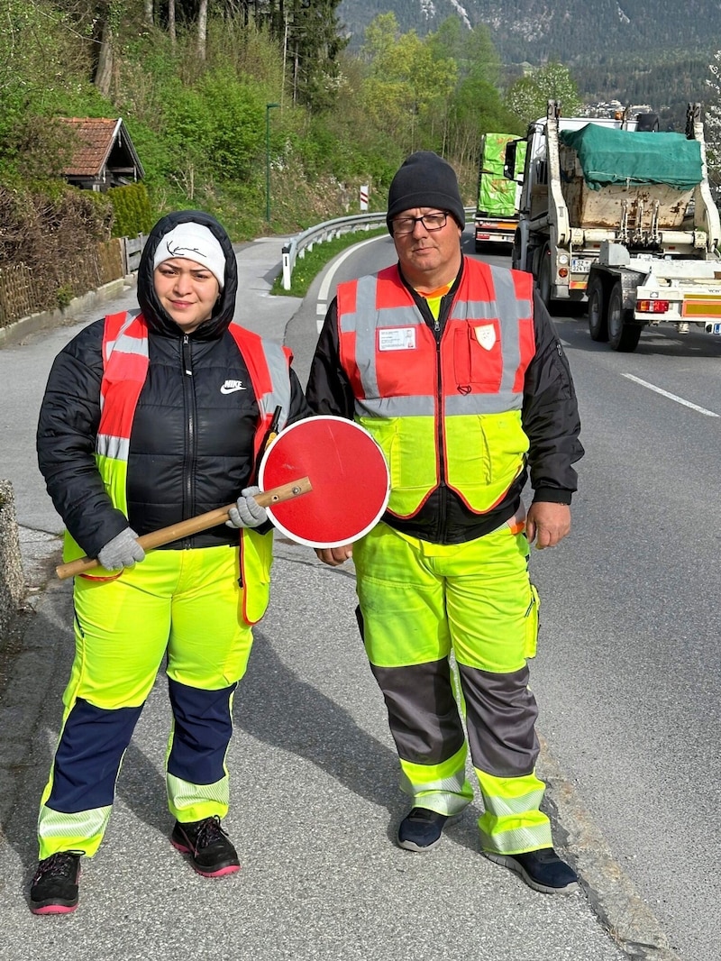 Verkehrseinweiserin Esra, im Bild mit Chef Armin, hat vorerst alles im Griff. (Bild: zoom.tirol)