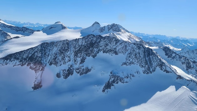 Am Zuckerhütl (3507 m, Bildmitte hinten), dem höchsten Berg der Stubaier Alpen, spielten sich am Samstag dramatische Szenen ab. (Bild: Rudi Mair)
