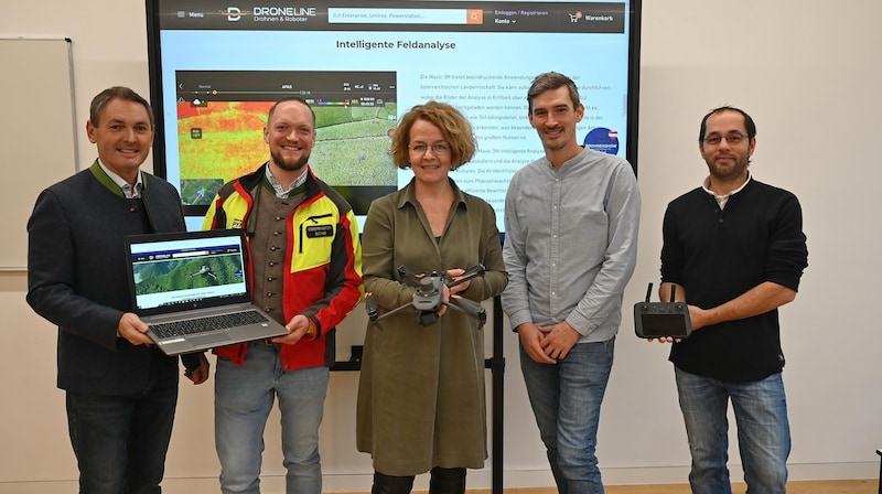 Drohnenloben: Direktor Josef Sieder mit Obermayer-Böhm, Teschl-Hofmeister und Pilot Marek Kubica (re.). (Bild: Jürgen Mück)