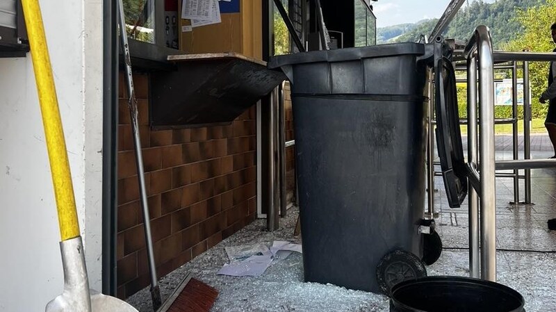 Vor allem einen enormen Sachschaden richteten die Einbrecher an. (Bild: Stadt Hallein)