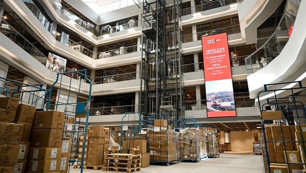 The entrance area is still dominated by pallets and cardboard boxes. (Bild: Markus Wenzel)