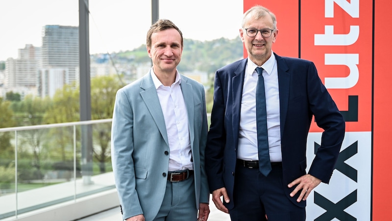 XXXLutz-Sprecher Thomas Saliger (r.) und Christian Fischer, der Leiter der Bauabteilung, ließen am Montag hinter die Kulissen des neuen Möbelhauses blicken, das im Mai eröffnet wird. (Bild: Markus Wenzel)