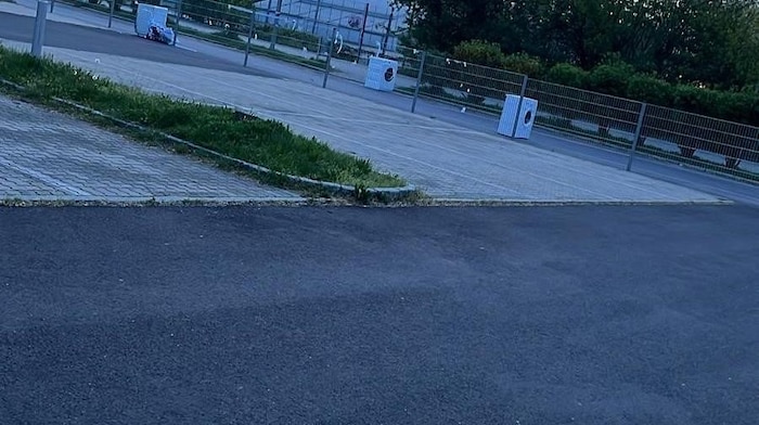 In der Einfahrt zur LASK-Arena wurden Montag früh mehere Waschmaschinen-Gehäuse platziert.