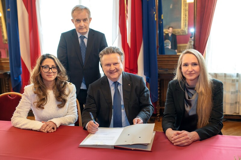 Die neuen Kurienobfrauen wurden Montag von Wiens Bürgermeister Michael Ludwig im Rathaus im Beisein von Ärztekammer-Präsident Johannes Steinhart angelobt. (Bild: Stefan Seelig)