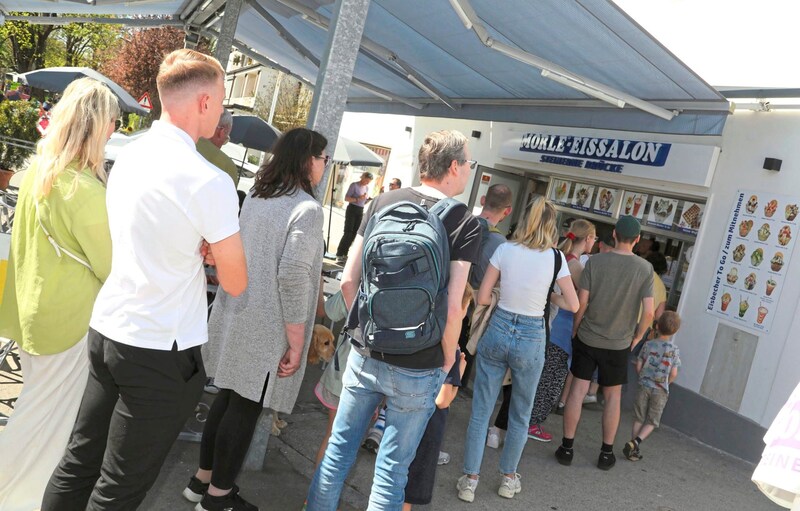 Schleckermäuler stehen bei Morle in Klagenfurt Schlange. (Bild: Uta Rojsek-Wiedergut)