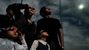 In Nordamerika gab es Montagmittag eine selten zu beobachtende totale Sonnenfinsternis zu bestaunen. (Bild: AFP/Charly Triballeau)