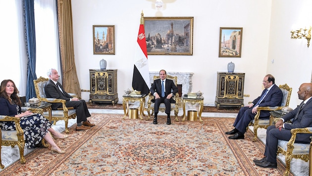 CIA-Direktor William Burns (2. v. li.) ist derzeit bei Ägyptens Präsident al-Sisi (mi.) in Kairo (Bild: APA/AFP/EGYPTIAN PRESIDENCY)