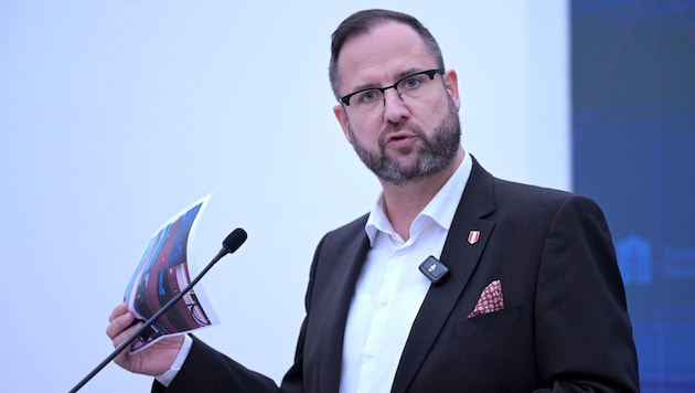 FPÖ ÖVP'ye karşı: Özgürlük Partisi (burada Genel Sekreter Christian Hafenecker) İçişleri Bakanlığı'nın sosyal medya uygulamalarıyla ilgili bir skandalı tanımlıyor. (Bild: APA/ROLAND SCHLAGER)