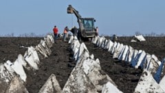 Im Gebiet Charkiw werden zur Verteidigung gegen russische Panzer sogenannte Drachenzähne aufgestellt. (Bild: APA/AFP/Sergey BOBOK)