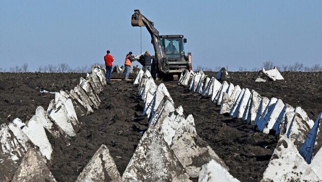So-called dragon's teeth are being set up in the Kharkiv region to defend against Russian tanks. (Bild: APA/AFP/Sergey BOBOK)