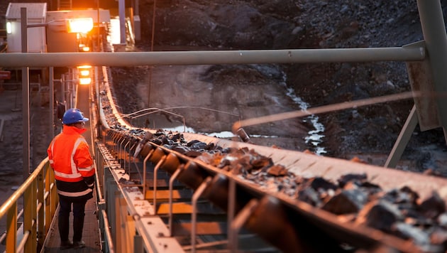 A miner inspects ore to be transported away (symbolic image) (Bild: Michael Evans - stock.adobe.com)