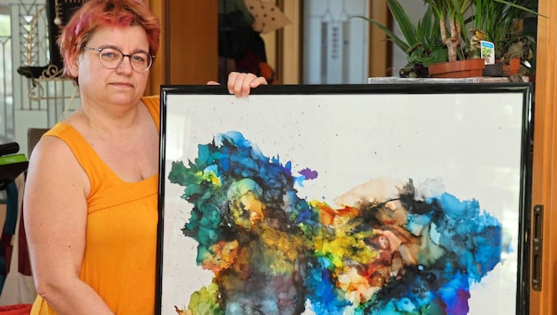 Despite her visual impairment, Ms Ribolits enjoys drawing pictures. (Bild: Zwefo)