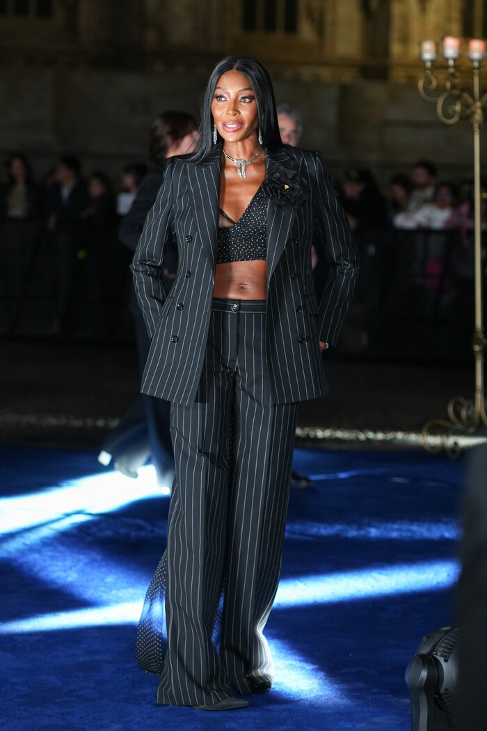 Naomi Campbell besuchte die Party in einem besonderen Outfit mit eingearbeiteter Schleppe.