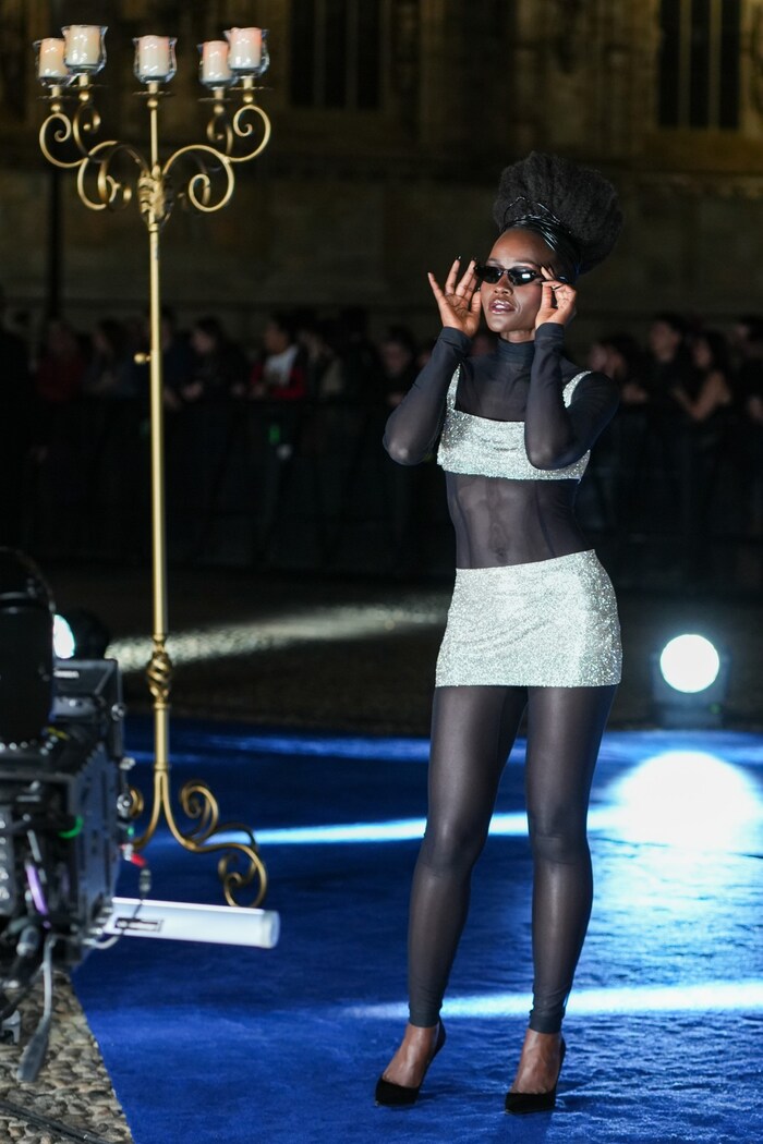 Lupita Nyong’o posierte mit einem Glitzer-Outfit selbstbewusst für die Fotografen.