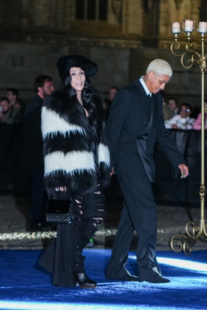 Cher sorgte mit ihrer Yeti-Jacke und zerrissener Jeans für Aufsehen.