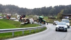 Der kuriose Unfall sorgte Dienstagfrüh für Behinderungen auf der B170 in Wörgl. (Bild: zVg)