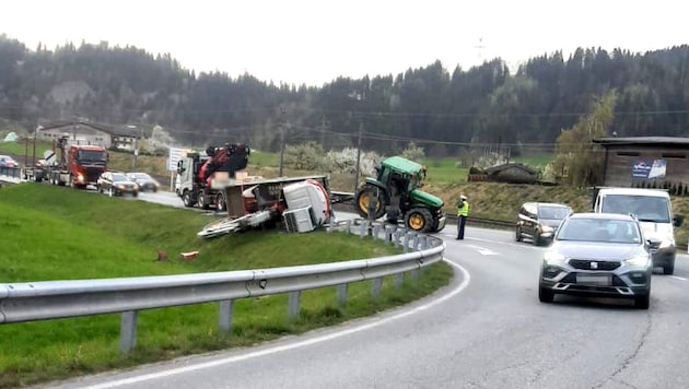 Der kuriose Unfall sorgte Dienstagfrüh für Behinderungen auf der B170 in Wörgl. (Bild: zVg)