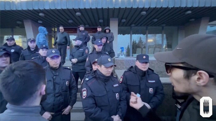 Vor dem Rathaus in Orsk standen sich Demonstranten und Polizisten gegenüber.
