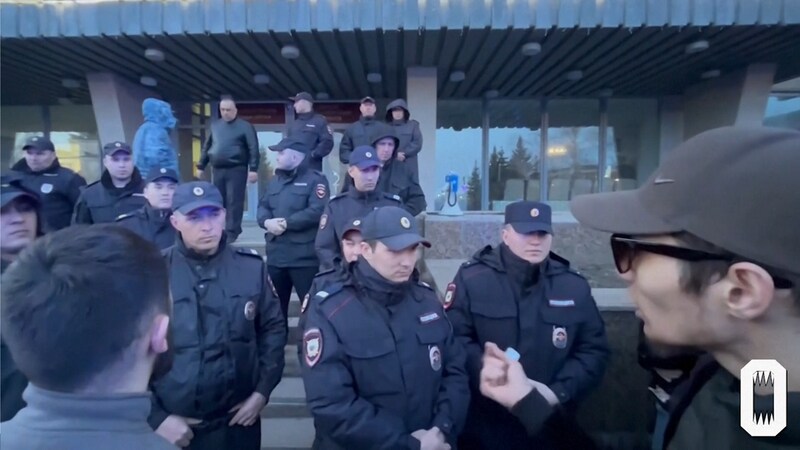 Demonstrators and police confronted each other in front of the town hall in Orsk. (Bild: kameraOne/OSTOROZHNO NOVOSTI)