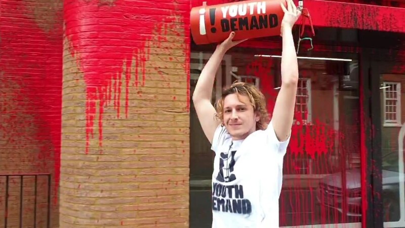 This young activist proudly holds up the empty spray bottle after his action. (Bild: Twitter.com/youth_demand)