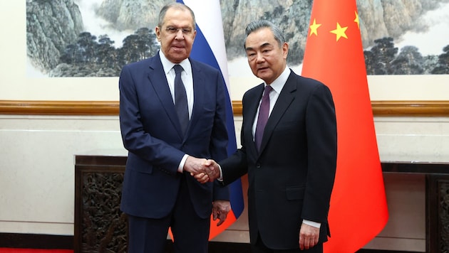 Russlands Außenminister Sergej Lawrow und Chinas Staatschef Xi Jinping (Bild: AFP)