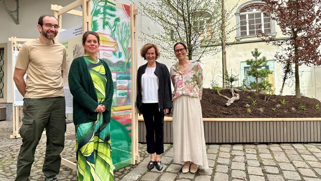 Curator Catalin Betz, Director Sibylle Dienesch, curator Daniela Brasil and Bernhard König from the Breathe Earth Collective (from right) in the new "Stadtoase". (Bild: Christoph Hartner)