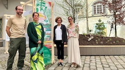 Kuratorin Catalin Betz, Direktorin Sibylle Dienesch, Kuratorin Daniela Brasil und Bernhard König vom Breathe Earth Collective (v.re.) in der neuen „Stadtoase“. (Bild: Christoph Hartner)