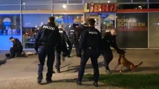 A video shows the wild scenes at Praterstern after the soccer match. (Bild: zvg/Krone KREATIV)