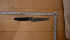 Die Tatwaffe konnte von den Beamten in der Wohnung der 41-Jährigen sichergestellt werden. 