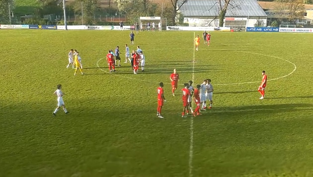 Eine Kamera filmte die Schlägerei, nach dem Spiel musste sogar die Rettung anrücken. (Bild: Screenshot)