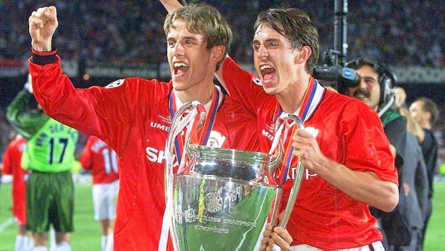 Gary (li.) und Phil Neville gewannen 1999 mit Manchester United den Henkelpott. (Bild: ANDREU DALMAU / EPA / picturedesk.com)