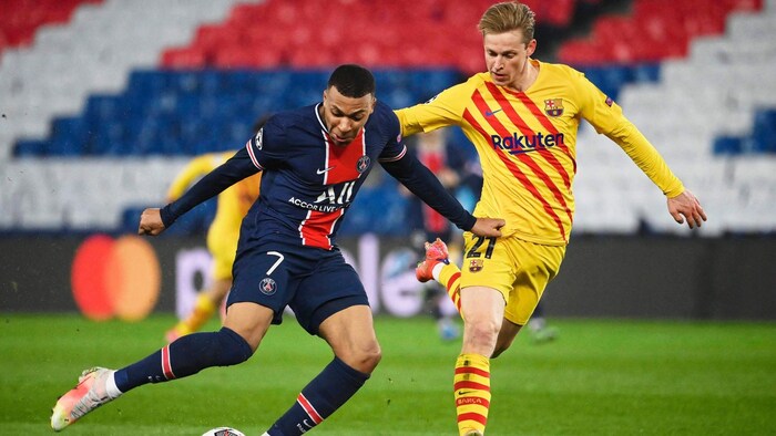 Mbappe (li.) traf vor drei Jahren gegen De Jong und Barcelona vier Mal in zwei Spielen.