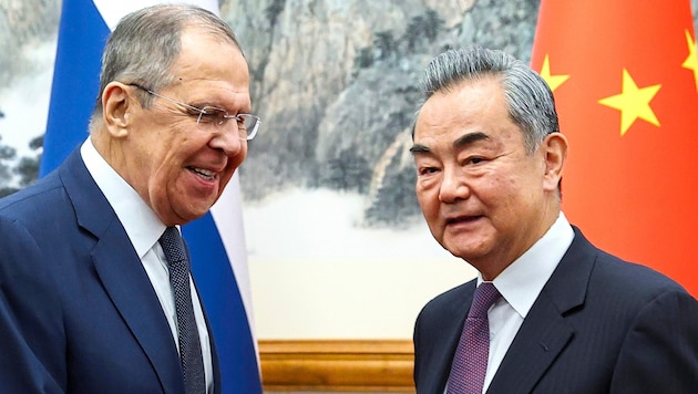 Meslektaşlar Lavrov ve Wang Yi arasındaki iyi mizah (Bild: Russian Foreign Ministry Press Service)