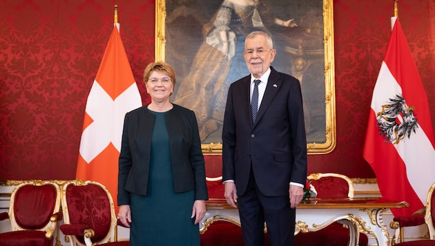 A svájci elnök és Viola Amherd védelmi miniszter Van der Bellen elnökkel. (Bild: APA/BUNDESHEER/PETER LECHNER)