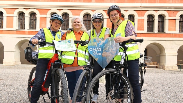 Six grandmas and one grandpa are starting the "Ring for the climate" campaign. (Bild: Christian Jauschowetz)