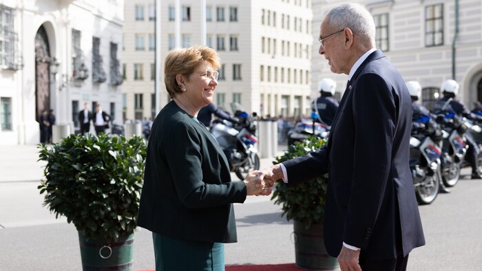 Van der Bellen hatte Amherd am Dienstagvormittag mit militärischen Ehren am Ballhausplatz ...
