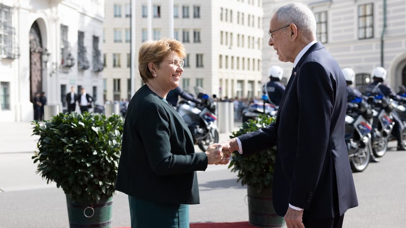 Van der Bellen hatte Amherd am Dienstagvormittag mit militärischen Ehren am Ballhausplatz empfangen. (Bild: APA/BUNDESHEER/PETER LECHNER)