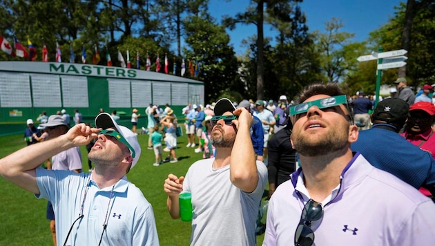 Die Sonnenfinsternis begeisterte auch die Zuschauer beim US Masters in Augusta. (Bild: Copyright 2024 The Associated Press. All rights reserved)