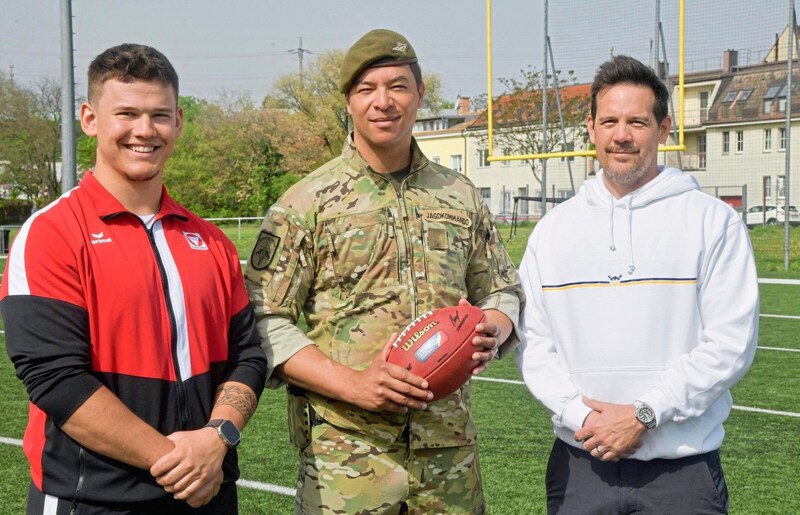 Swancar mit Vikings-Owner und Miliz-Offizier Robin Lumsden sowie Headcoach Chris Calaycay (v. li.). (Bild: Vienna Vikings)