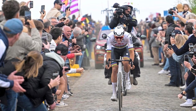 Dutch cycling star Mathiew van der Poel was attacked by fans on his way to victory at Paris-Roubaix. (Bild: REUTERS/Papon Bernard)