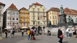 Der Grazer Hauptplatz mit dem Erzherzog-Johann-Brunnen, am Bild links davon das Haus Hauptplatz 6. (Bild: Christian Jauschowetz)