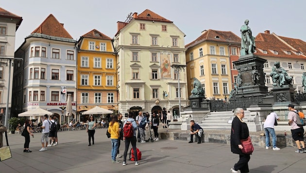 Graz's main square with the Archduke Johann Fountain, with the building at Hauptplatz 6 on the left. (Bild: Christian Jauschowetz)
