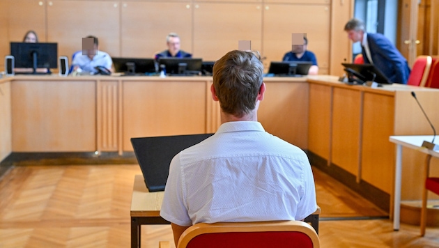 Der jugendliche Angeklagte vorm Schöffengericht in Linz. (Bild: © Harald Dostal / 2024, Krone KREATIV)