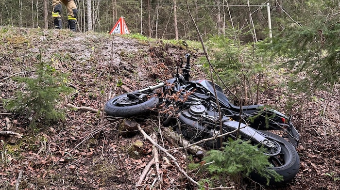 In Hinterriß landete der Verunfallte in einem Graben.