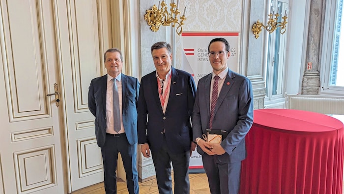 Im Konsulat sprachen Generalkonsul Saiger, WK-Präsident Mandl und Vizekonsul Fleck über Visa, ...