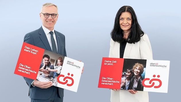 Othmar Nagl und Kathrin Kühtreiber-Leitner mit dem neuen Markenauftritt der Oberösterreichischen Versicherung. (Bild: OÖV, Krone KREATIV)