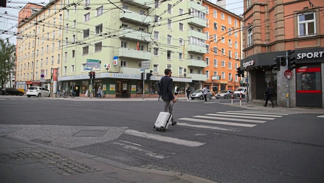 Auf dieser Kreuzung im Salzburger Stadtteil Lehen passierte der brutale Vorfall. (Bild: ANDREAS TROESTER)