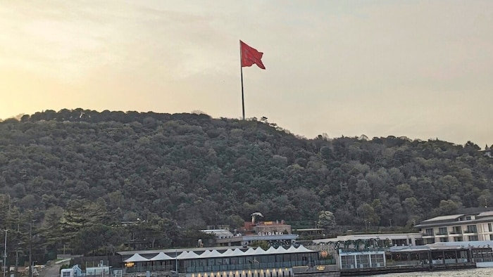 Überall wehen großflächige türkische Flaggen.