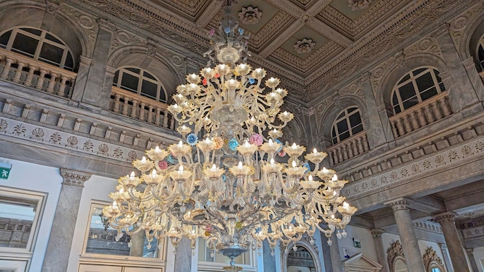 Der größte Glasluster außerhalb Muranos hängt im österreichischen Generalkonsulat in Istanbul.